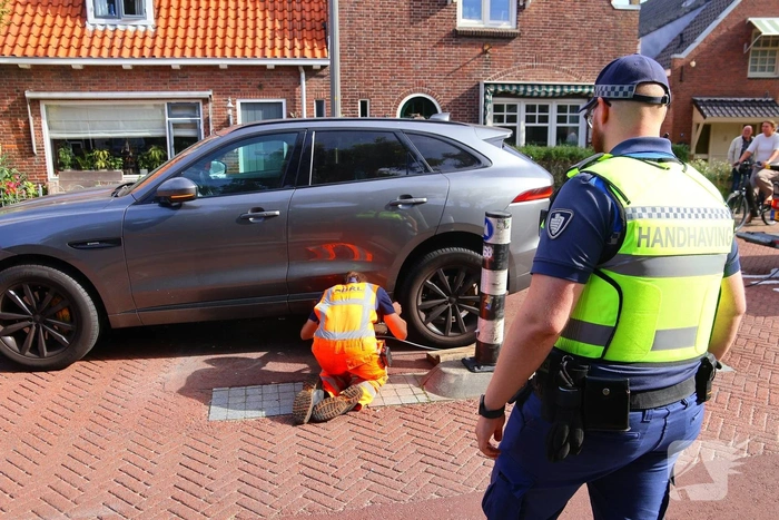 Automobilist uit Litouwen rijdt zich vast op buspoller