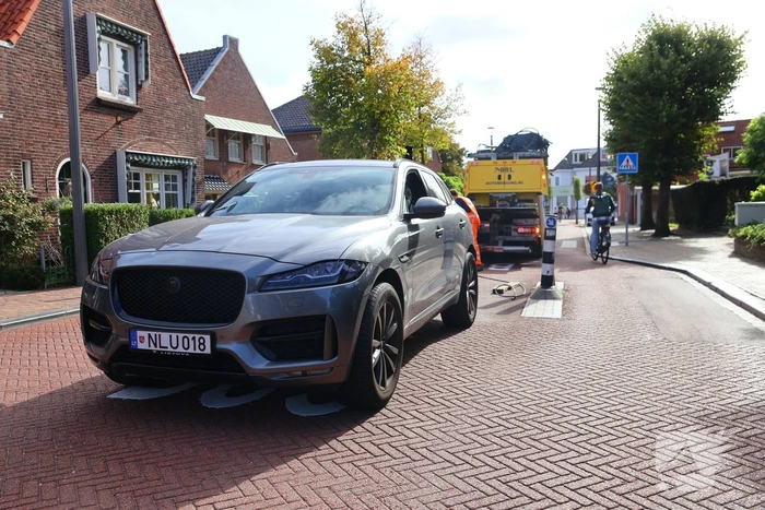Automobilist uit Litouwen rijdt zich vast op buspoller