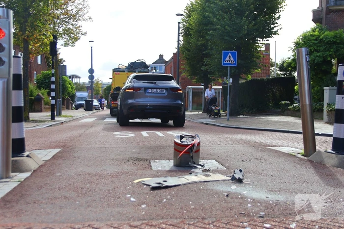 Automobilist uit Litouwen rijdt zich vast op buspoller