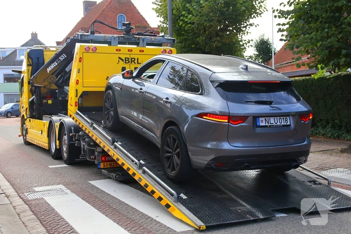Automobilist uit Litouwen rijdt zich vast op buspoller