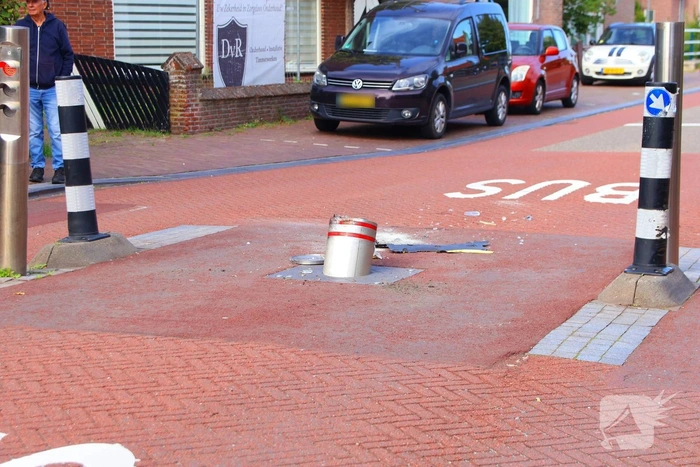 Automobilist uit Litouwen rijdt zich vast op buspoller