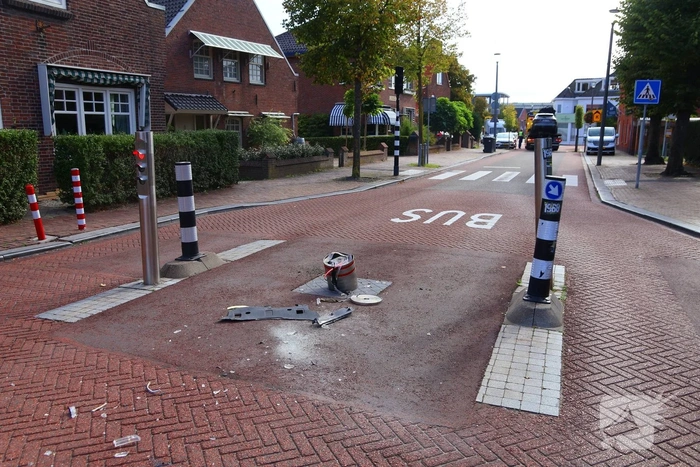 Automobilist uit Litouwen rijdt zich vast op buspoller