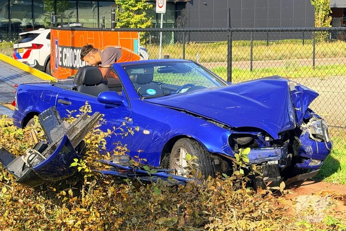 Auto botst door boom tijdens ongeval