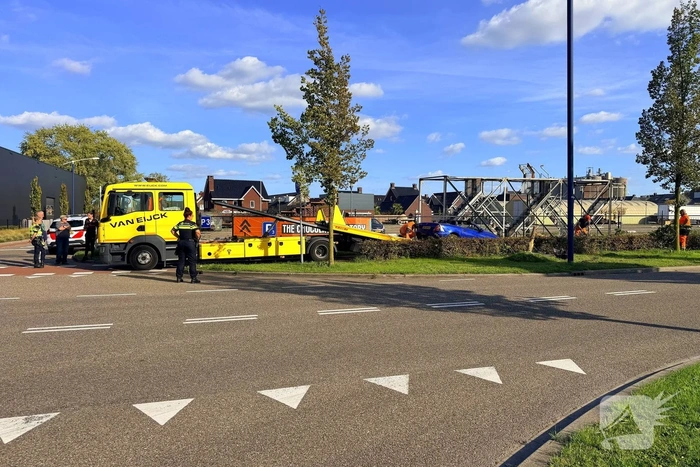 Auto botst door boom tijdens ongeval