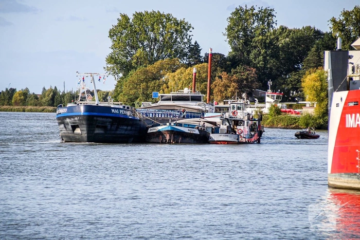 Vrachtschepen botsen op de Lek