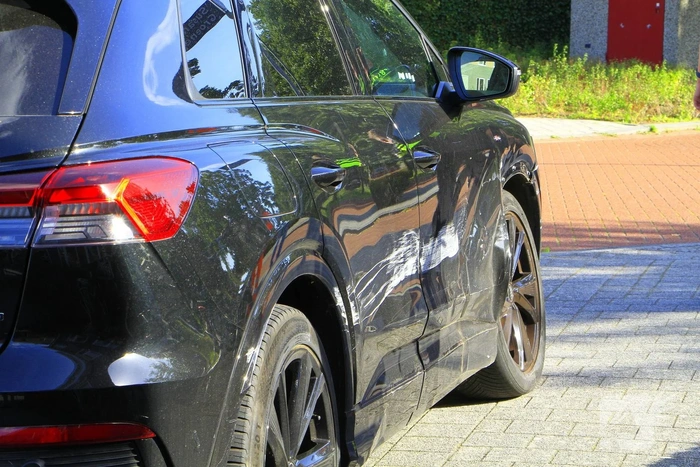 Ongeval met elektrische Audi leidt tot forse schade