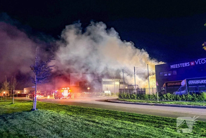 Brand aan bedrijfspand door voertuigbrand