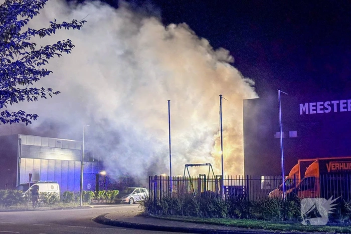 Brand aan bedrijfspand door voertuigbrand