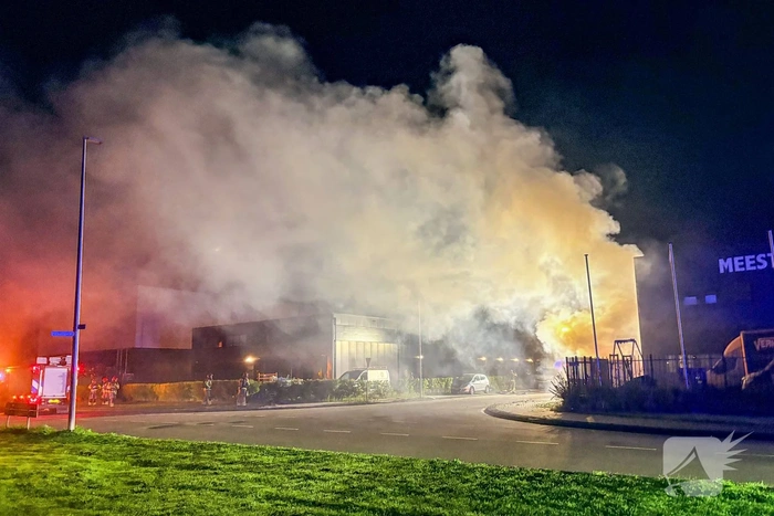 Brand aan bedrijfspand door voertuigbrand