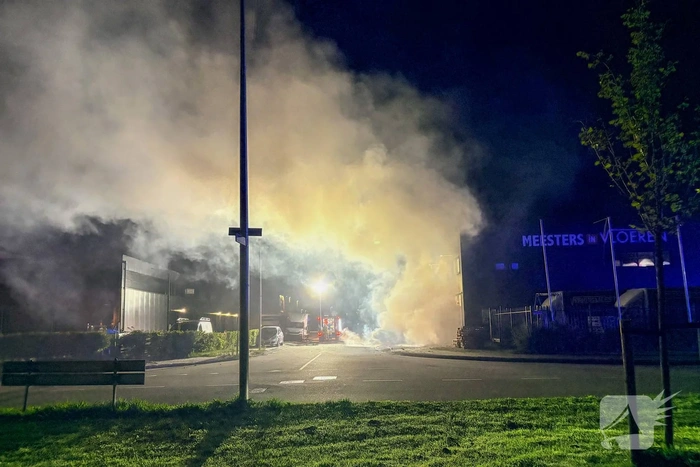 Brand aan bedrijfspand door voertuigbrand