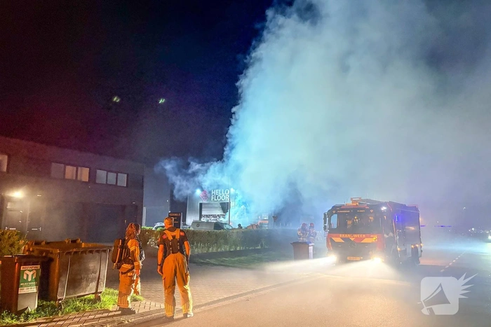 Brand aan bedrijfspand door voertuigbrand