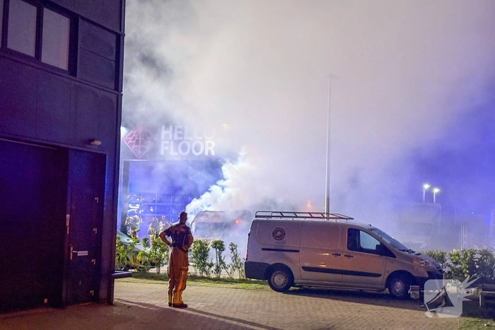 Brand aan bedrijfspand door voertuigbrand