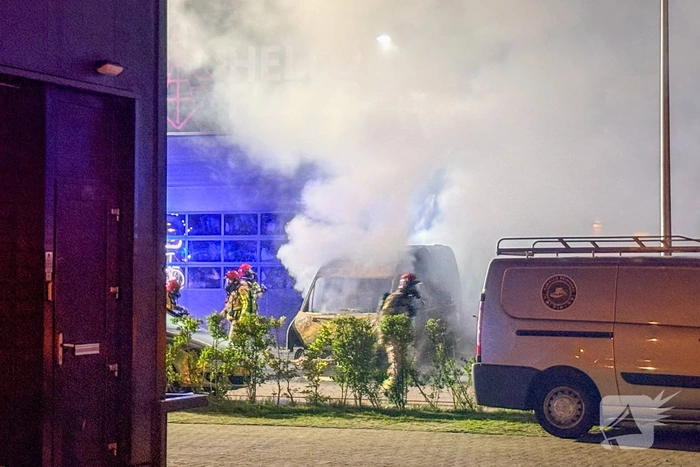 Brand aan bedrijfspand door voertuigbrand
