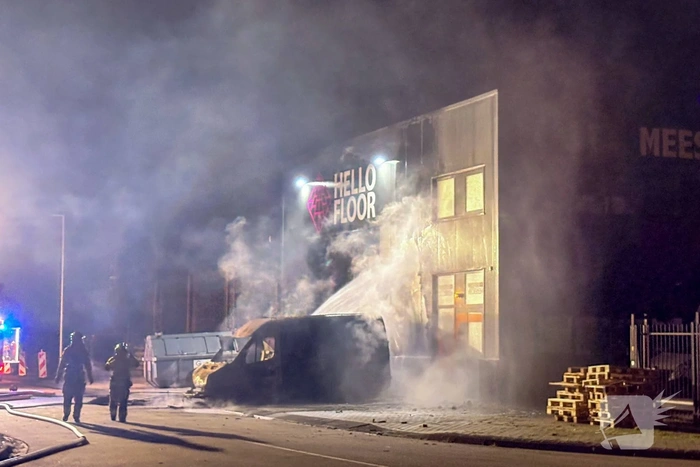 Brand aan bedrijfspand door voertuigbrand