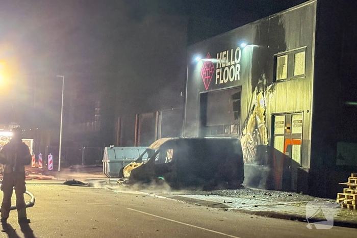 Brand aan bedrijfspand door voertuigbrand