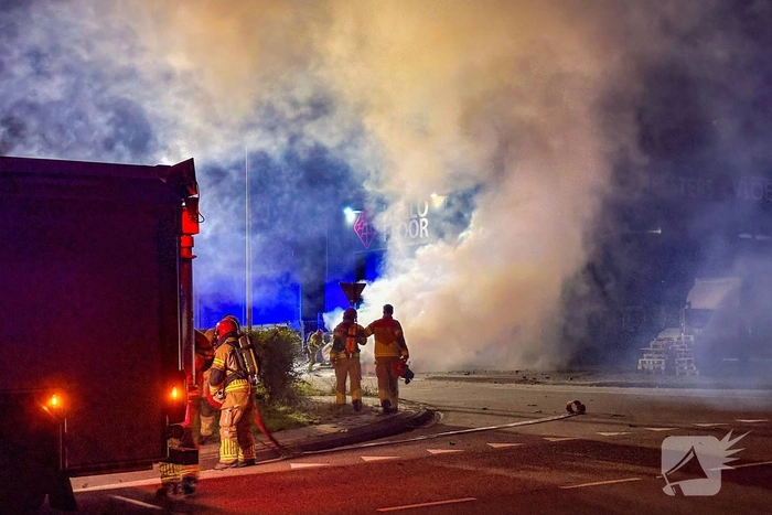 Brand aan bedrijfspand door voertuigbrand