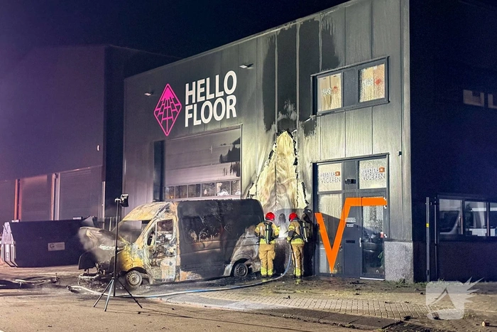 Brand aan bedrijfspand door voertuigbrand