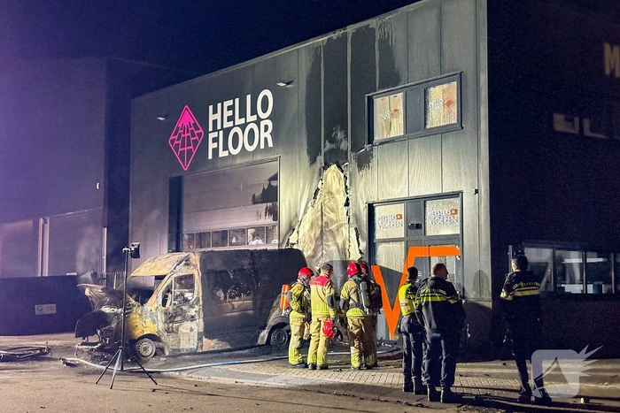 Brand aan bedrijfspand door voertuigbrand