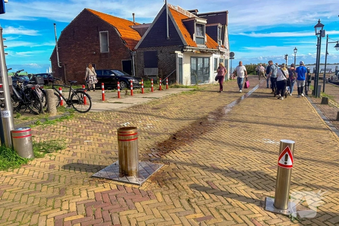 Auto rijdt zich stuk op poller en verliest motorolie