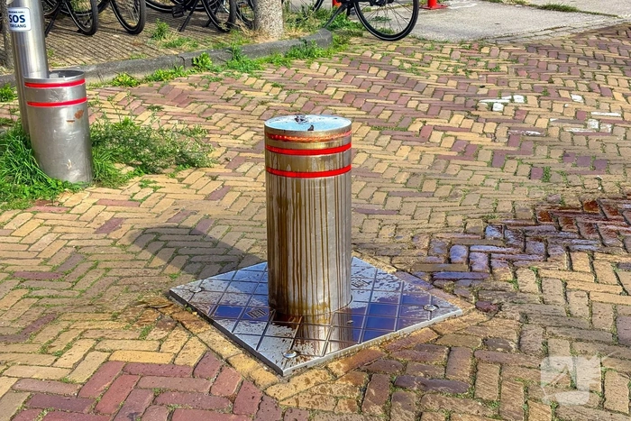Auto rijdt zich stuk op poller en verliest motorolie