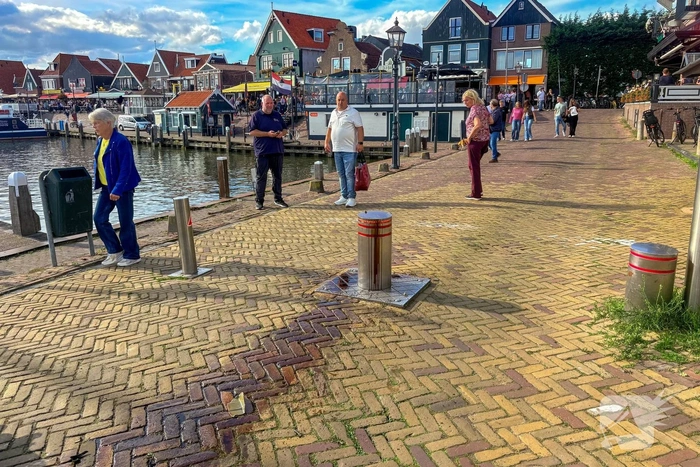 Auto rijdt zich stuk op poller en verliest motorolie