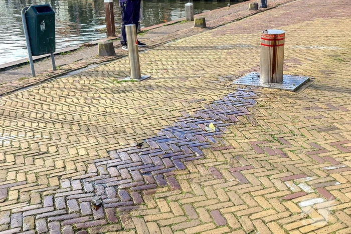 Auto rijdt zich stuk op poller en verliest motorolie