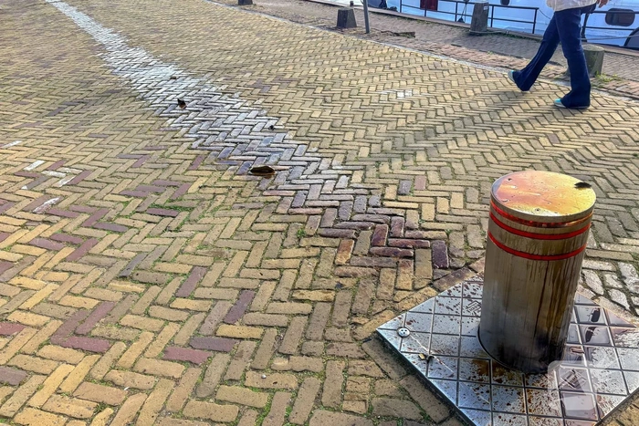 Auto rijdt zich stuk op poller en verliest motorolie