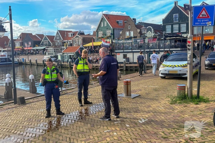 Auto rijdt zich stuk op poller en verliest motorolie