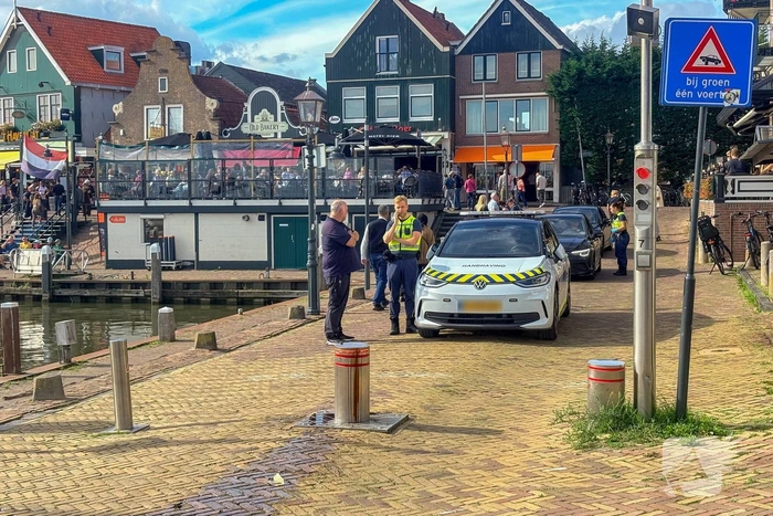 Auto rijdt zich stuk op poller en verliest motorolie