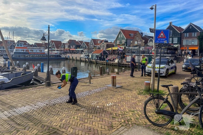 Auto rijdt zich stuk op poller en verliest motorolie