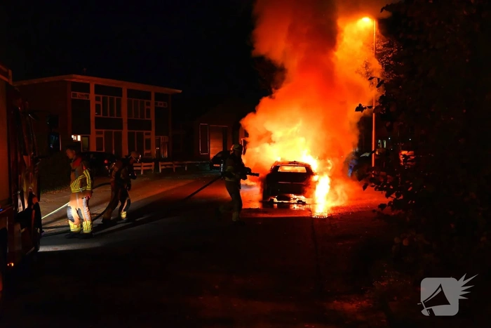 Brandweer blust brand in voertuig