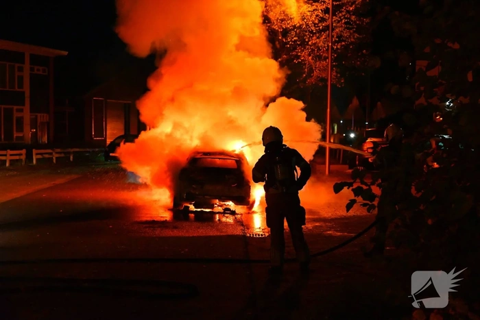 Brandweer blust brand in voertuig