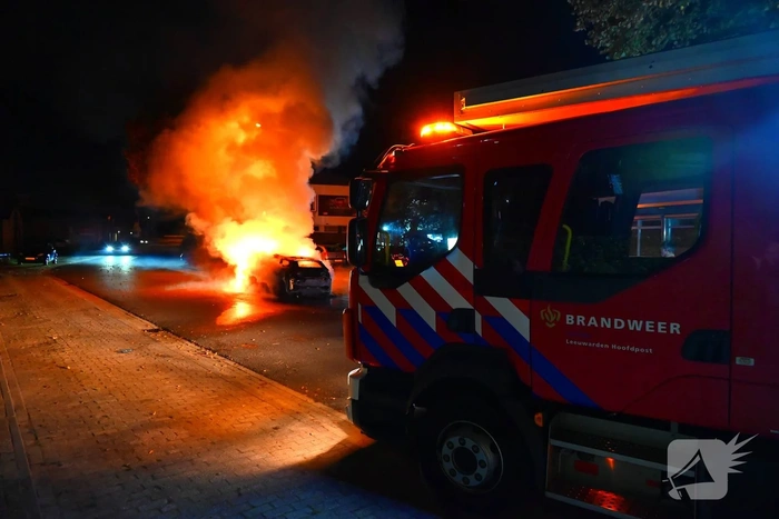 Brandweer blust brand in voertuig