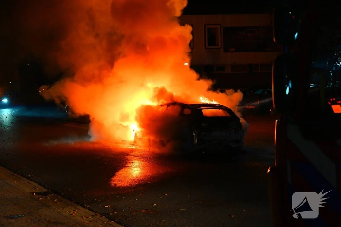 Brandweer blust brand in voertuig