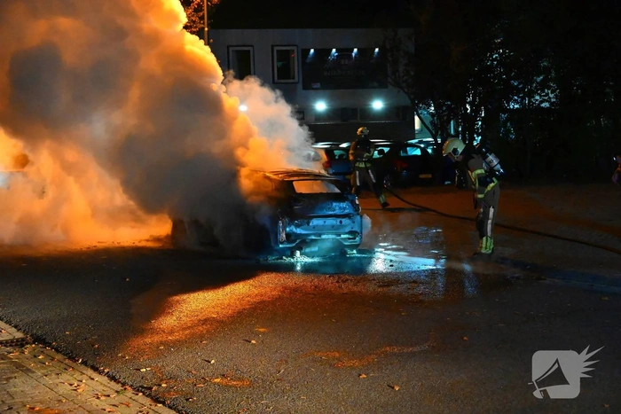 Brandweer blust brand in voertuig