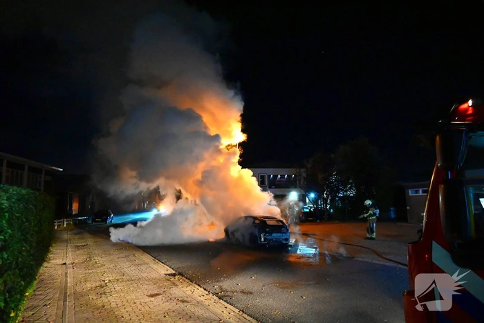 Brandweer blust brand in voertuig