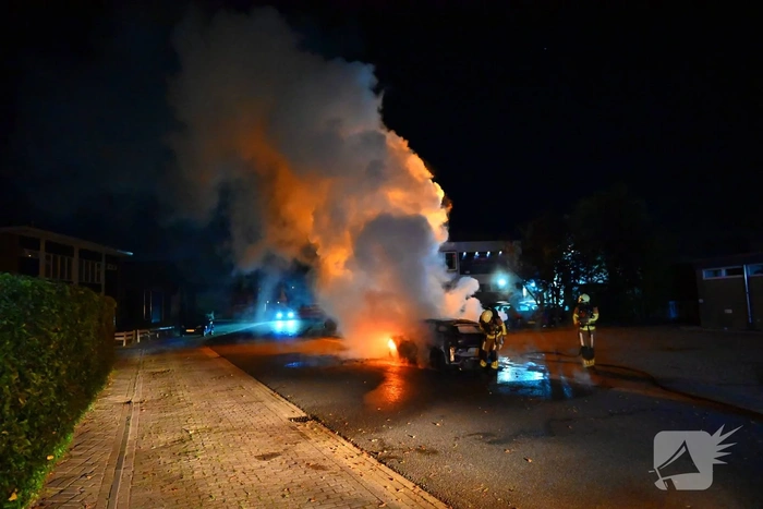 Brandweer blust brand in voertuig