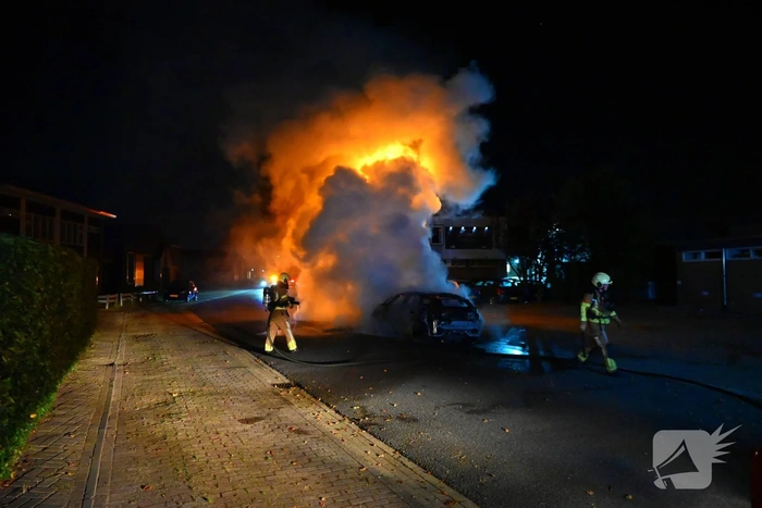 Brandweer blust brand in voertuig