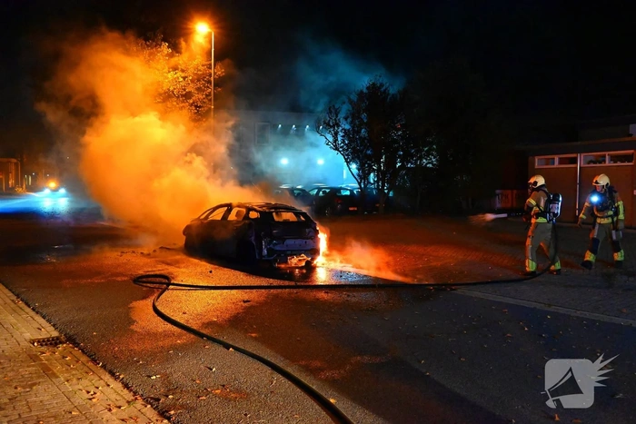 Brandweer blust brand in voertuig