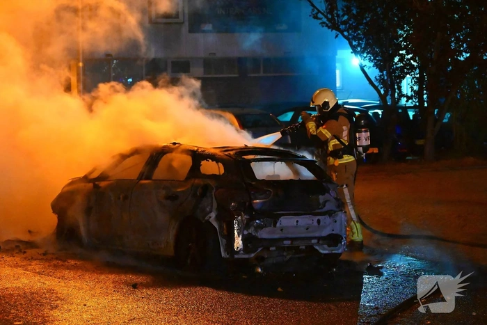 Brandweer blust brand in voertuig