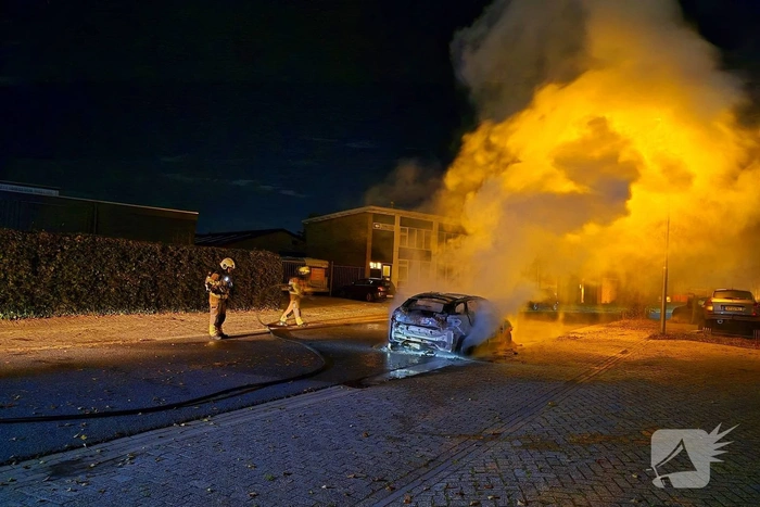 Brandweer blust brand in voertuig