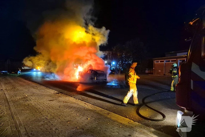 Brandweer blust brand in voertuig