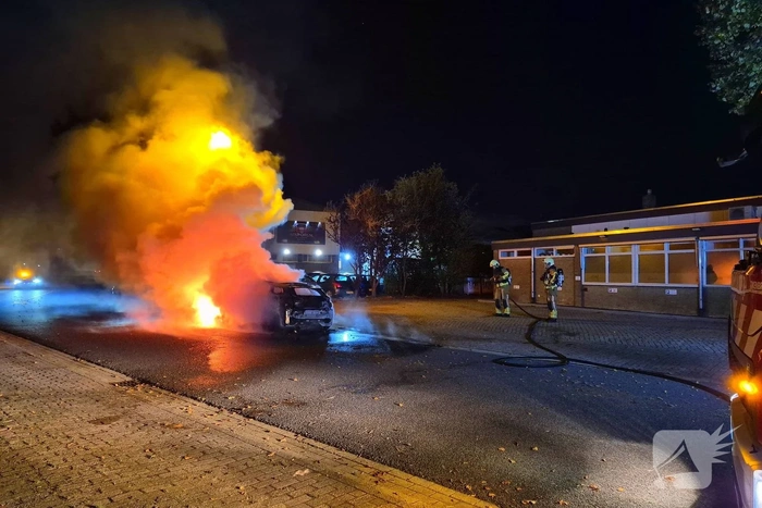 Brandweer blust brand in voertuig