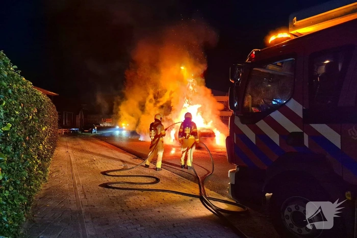 Brandweer blust brand in voertuig