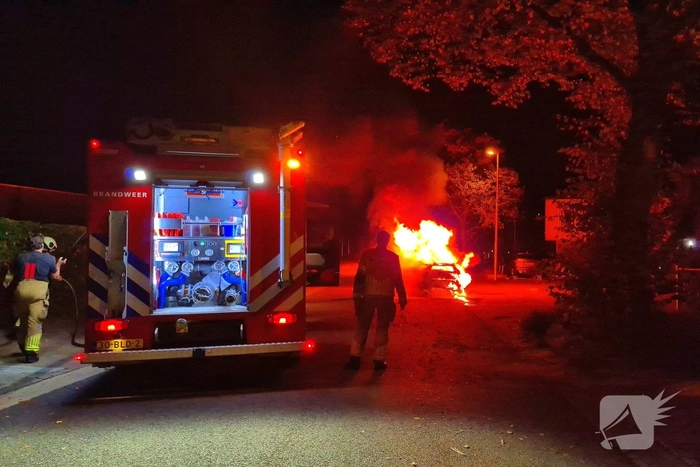 Brandweer blust brand in voertuig