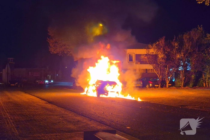 Brandweer blust brand in voertuig