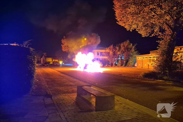 Brandweer blust brand in voertuig