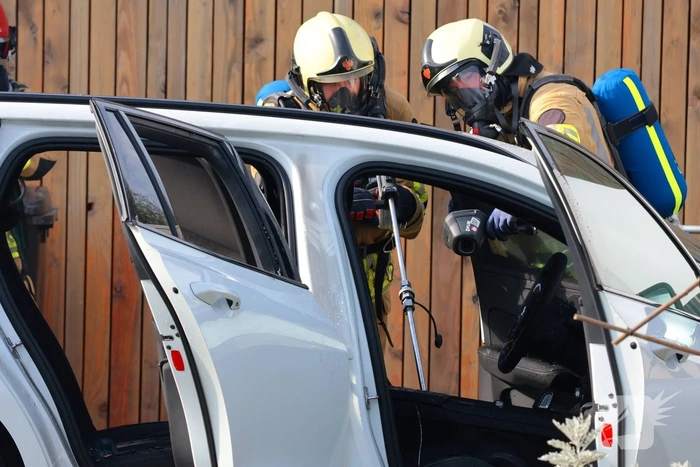 Hybride auto in brand door accupakket
