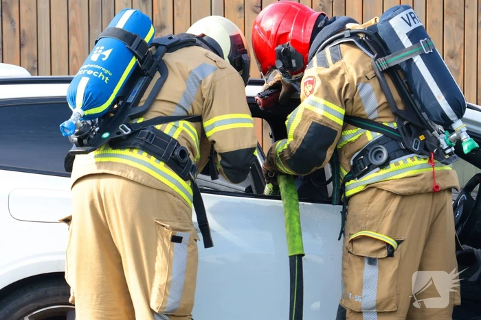 Hybride auto in brand door accupakket