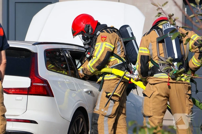 Hybride auto in brand door accupakket